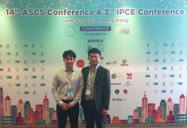 ‘2019 아시아 화장품 연구자 학회(ASCS)’에서 ‘젊은 과학자 상’을 수상한 한국콜마 최인환 연구원(사진 왼쪽)과 홍인기 수석연구원. 사진제공=한국콜마.