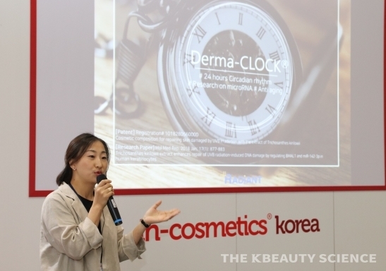 RADIANT 김남경 이사가 지난 6월 서울 코엑스에서 열린 ‘인-코스메틱스 코리아 2019’에서 ‘마이크로 RNA와 생체리듬을 토대로 진보된 피부 리듬’을 설명하고 있다.