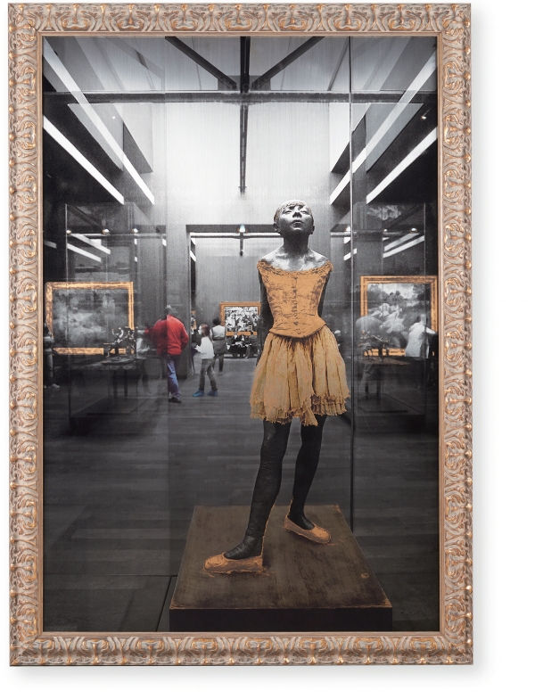 김홍식, 미술관의 플라뇌르_오르세(Flâneur in Museum_Orsay)143 x 100 cm, 부조 세공, 스테인리스에 잉크와 실크스크린, 2018.사진제공: 코리아나미술관