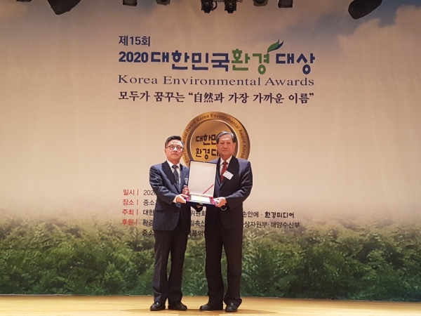 2020 대한민국환경대상에서 생태연구부분 대상을 수상하고 있는 강병화 명예교수(사진 오른쪽)와 이규용 대한민국환경대상위원장. ⓒ고려대학교.