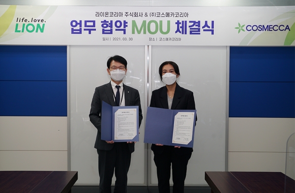 코스메카코리아 유승욱 전무(사진 왼쪽)과 라이온코리아 김효숙 본부장. ⓒ코스메카코리아