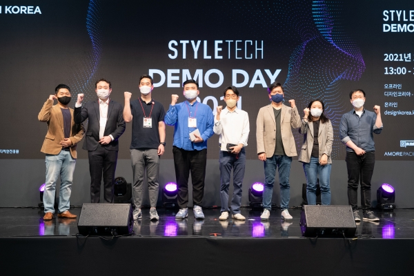 지난 10월 7일 서울 양재 aT센터에서 열린 ’스타일테크 데모데이 2021‘에서 스타일테크 3기 피칭기업 관계자들이 기념촬영을 하고 있다. Ⓒ한국디자인진흥원