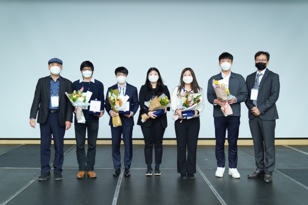 한국분자·세포생물학회 관계자 및 수상자와 아모레퍼시픽 기반혁신연구소 박원석 소장(사진 맨 오른쪽) ⓒ아모레퍼시픽
