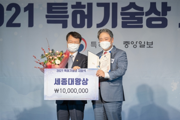 지난 11일 12일 ‘2021 특허기술상 시상식’에서 한국콜마 안병준 대표(사진 오른쪽)와 김용래 특허청장이 기념사진을 찍고 있다. ⓒ한국콜마