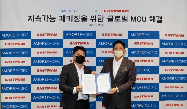 아모레퍼시픽 개발&구매 디비전장 정창욱 상무(사진 왼쪽)과 이스트만 김지후 이사 ⓒ아모레퍼시픽
