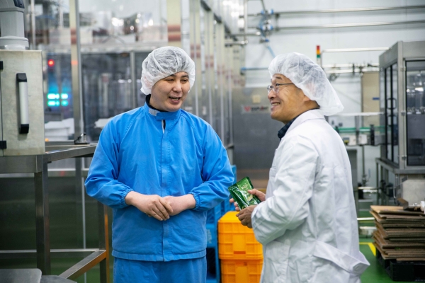 최혁준 비케이바이오 대표(사진 오른쪽)가 제주도 용암해수산업단지에 위치한 공장을 살펴보고 있다. ⓒ비케이바이오