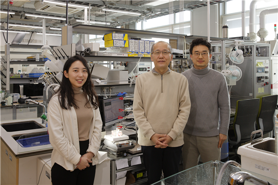 사진 왼쪽부터 울산과학기술원(UNIST) 고묘화 연구원, 곽자훈 교수, 장지욱 교수 ⒸUNIST