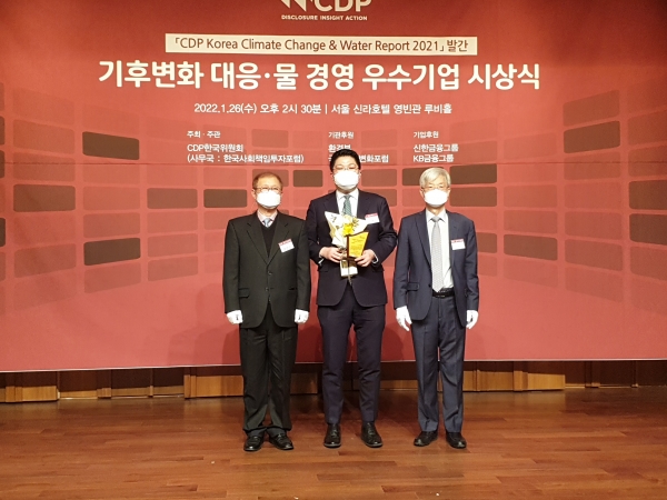 아모레퍼시픽과 코스맥스가 CDP Korea Awards ‘Climate Change(기후변화)’를 수상했다. 코스맥스 이병만 대표(사진 가운데)가 ‘탄소경영 특별상’을 받은후 기념사진을 찍고 있다. ⓒCDP한국위원회