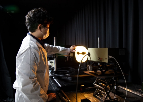 KTR 광융합센터 연구원이 LED 마스크의 빛 안전성 등급 시험을 진행하고 있다. ⓒKTR