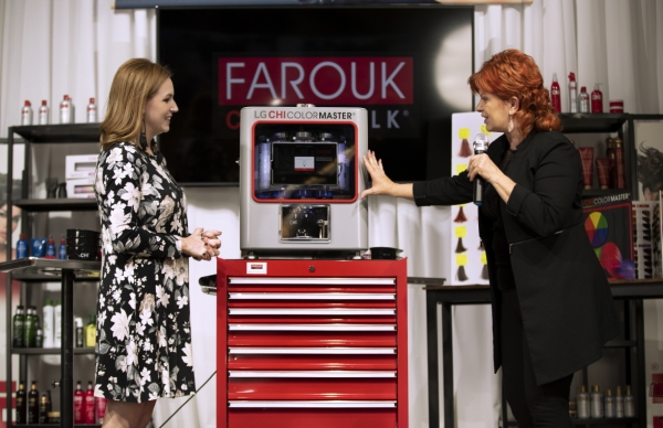 미국 파루크 헤어 스페셜리스트가 LG CHI 컬러마스터를 시연하며 설명하고 있다 . ⓒLG생활건강