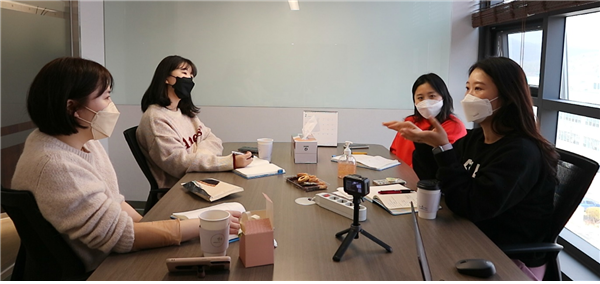 충북 오창 엑티온 본사 휴게실에서 첫 번째 모임을 가진 ‘원료회사 직원들의 오후 수다’ 1기 멤버 ⓒ엑티브온