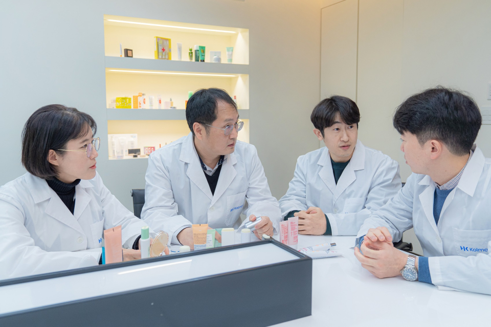 한국콜마 유브이테크이노베이션 연구소 소속 연구원들이 선케어 제품에 대해 회의하고 있다. ⓒ한국콜마