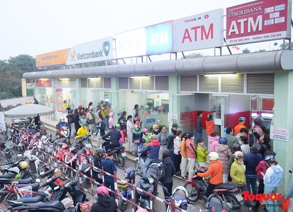 그림 2. ATM 앞의 현금 인출을 기다리는 사람들 ⓒhttps://toquoc.vn