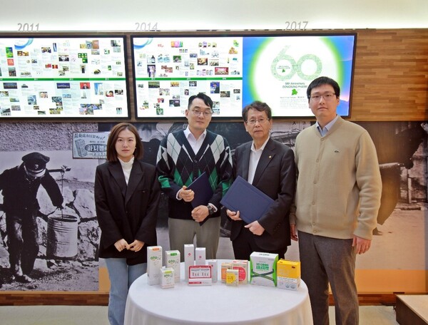 사진 왼쪽부터 중국 KCM 관계자, KCM 대표이사, 동성제약 이양구 대표이사, 동성제약 나원균 국제전략실 실장 ⓒ동성제약