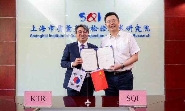 KTR 김현철 원장(사진 왼쪽)이 중국 SQI 왕후 원장과 중국 국가표준 시험인증 지원을 위한 업무협약을 체결했다. ⓒKTR