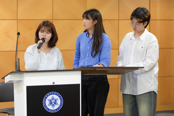숙명여자대학교 산업디자인과 김예람, 박지수, 정민경 학생이 발표하는 모습 ⓒ숙명여자대학교