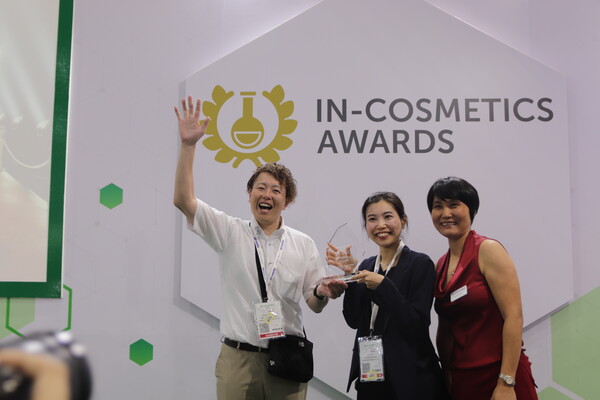 스포트라이트 온 포뮬레이션 어워드(Spotlight On Formulation Award) ‘서스테이너블, 컨셔스 뷰티(Sustainable, Conscious Beauty)’ 부문 은상은 Nippon Fine Chemical가 ‘Lotion with Neosolue™-Aqulio'로 받았다.