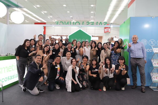인-코스메틱스 아시아를 주최한 RX 관계자들이 기념 사진을 찍고 있다.