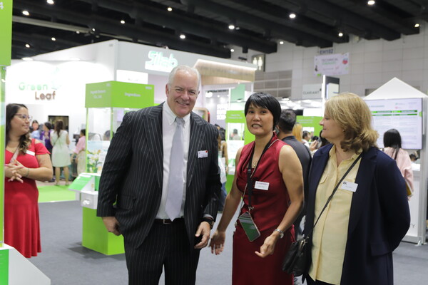 휴 존스(Hugh Jones) RX GLOBAL 대표에게 사라 깁슨(Sarah Gibson) 인-코스메틱스 아시아 전시 디렉터(Exhibition Director)가 안내하고 있다. 