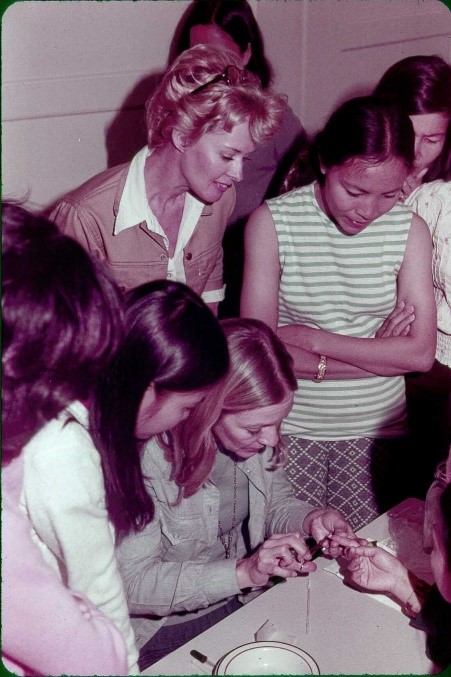그림 2. 1975년 여배우 티피 헤드렌(서 있는 왼쪽)은 개인 매니큐어사인 더스티 쿠츠(Dusty Coots)를 데리고 캘리포니아 난민 캠프에 있는 20명의 베트남 여성들에게 자신의 직업을 가르쳤다. Ⓒ'Nailed It' 제공