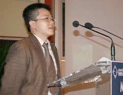 그림 3. 2010년 필즈상 수상자인 수학자 응오 바오 짜우 교수 Ⓒvnexpress.net