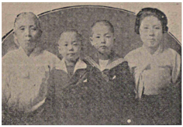 황인덕(사진 맨 오른쪽) 여사의 가족사진 ⓒ매일신보 1926년 5월 26일.