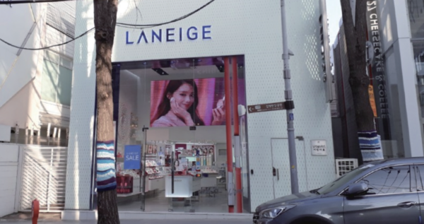 최근 아모레퍼시픽은 ‘라네즈(LANEIGE)’를 H&B 스토어 올리브영의 900여개 매장에 입점시켰다.