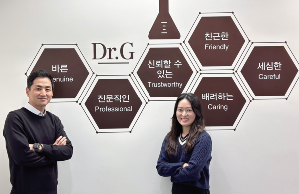 박준우 R&D 본부장(이사), 피부과학연구소 김지현 매니저(사진 오른쪽)