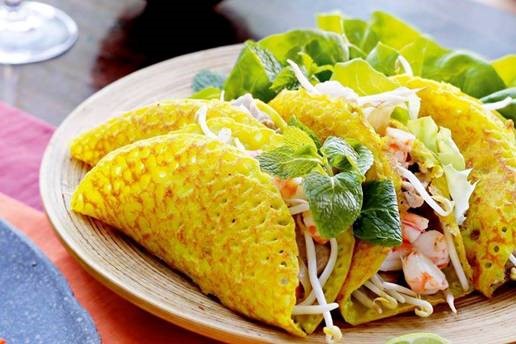 그림 1. 반세오는 맛과 색이 독특한 베트남 특산 음식중 하나이다. 일부 지역에서는 맛을 위해서 강황의 잎도 사용한다 Ⓒklook.com
