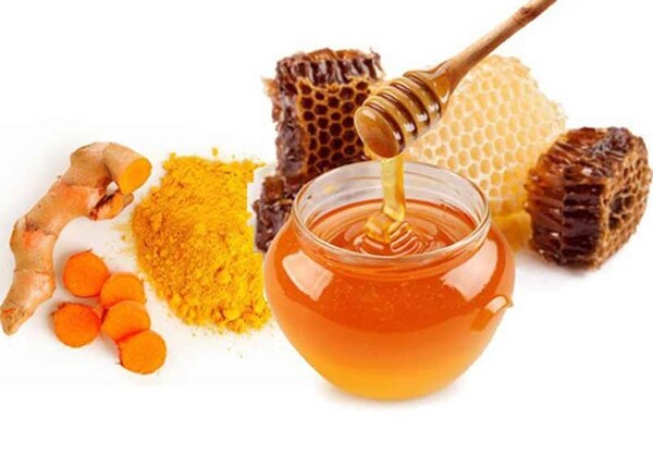 그림 4. 강황과 꿀을 혼합하여 음용 시 건강 증진에 도움이 된다 Ⓒsuckhoevadoisong.vn